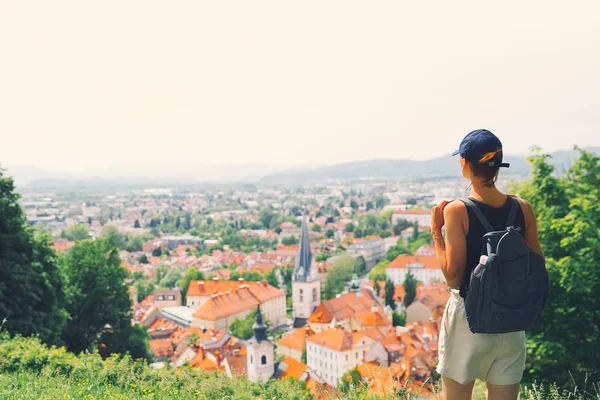 Женщина Туристка Наслаждается Удивительным Панорамным Видом Красными Крышами Любляны Замка — стоковое фото