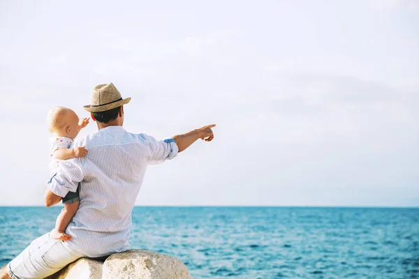 Pai Com Filha Fundo Mar Céu Homem Bebé Apontam Para — Fotografia de Stock