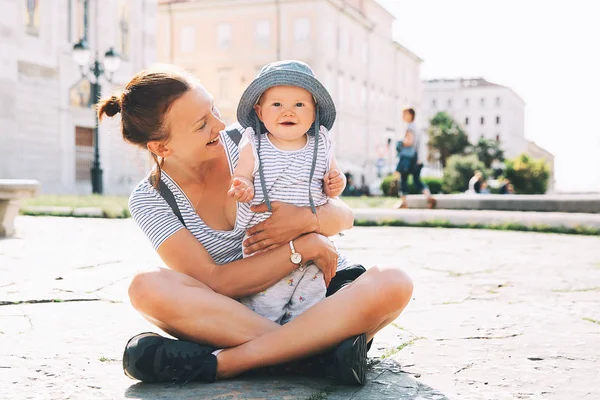 Bela Jovem Mãe Bebê Cidade Velha Trieste Itália Europa Mulher — Fotografia de Stock