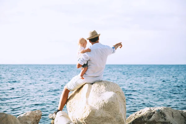 海と空の背景上の娘を持つ父 男と赤ちゃんは 前方を指摘します 親と子一緒に夏で ライフ スタイル 旅行のコンセプトです ピラン スロベニア ヨーロッパ — ストック写真