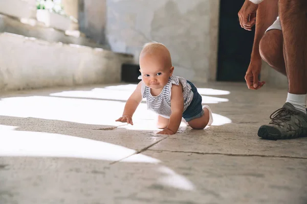Babymeisje Hebben Plezier Spelen Verkennen Een Straat Van Stad Van — Stockfoto