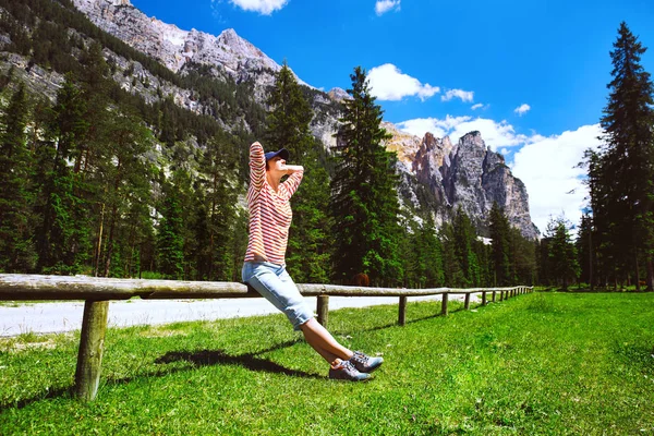 Женщина Туристка Отдыхает Природе Путешествие Доломиты Италия Европа Летний Отдых — стоковое фото