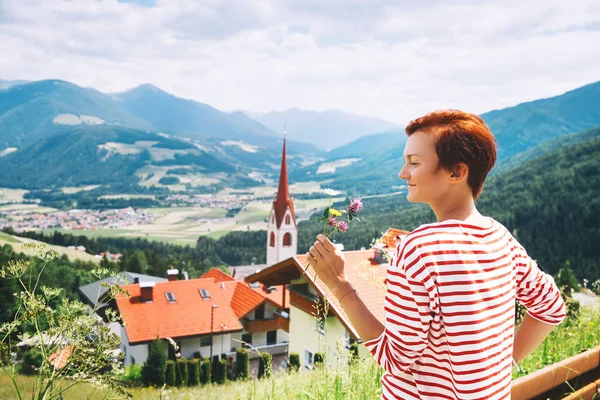 Mujer Excursionista Relajándose Aire Libre Naturaleza Viaja Dolomitas Italia Europa — Foto de Stock