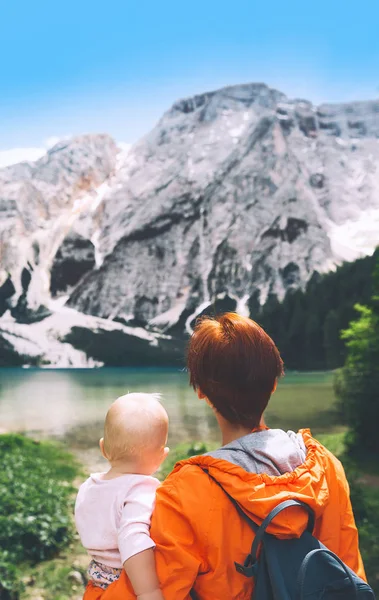 Familia Turistas Paseando Por Lago Braies Mujer Niña Orilla Del — Foto de Stock