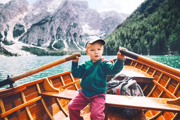 Bambino Divertente Con Famiglia Piedi Con Tradizionale Barca Legno Con — Foto Stock