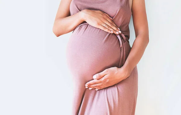 Zwangere Vrouw Jurk Houdt Handen Buik Een Witte Achtergrond Zwangerschap — Stockfoto