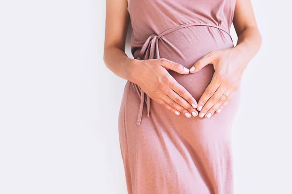 Беременная Женщина Платье Держит Руки Животе Белом Фоне Беременность Материнство — стоковое фото