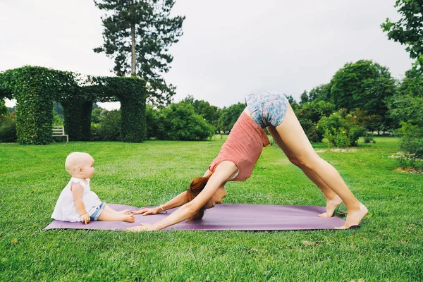Mujer Joven Haciendo Yoga Con Bebé Parque Verano Hermosa Madre — Foto de Stock