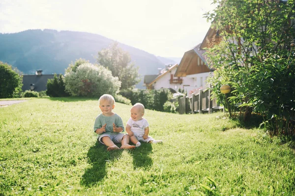 Los Niños Felices Juegan Naturaleza Aire Libre Hermano Hermana Divierten — Foto de Stock