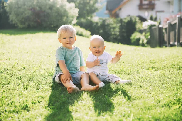 Gelukkige Kinderen Spelen Natuur Buitenshuis Broer Zus Veel Plezier Samen — Stockfoto