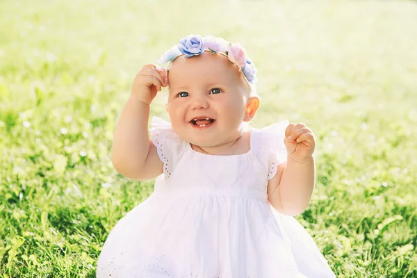 Bebê Verão Fora Menina Adorável Fundo Natureza Verde Imagem Infância — Fotografia de Stock