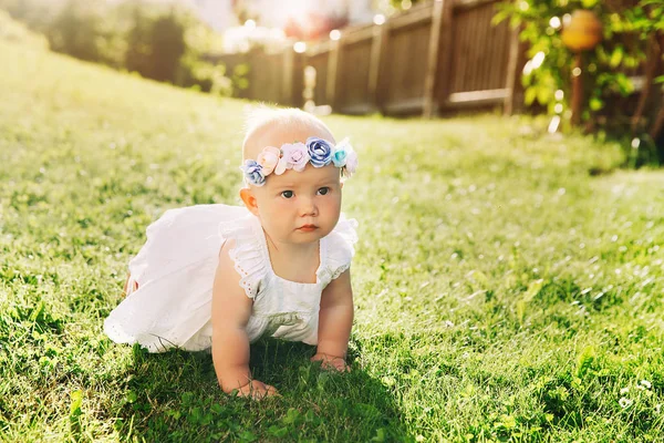 夏の外の赤ちゃん 緑の自然の背景に愛らしい少女 子供の頃の画像です 両親と子供を屋外で活動 美しい幸せな子供は 草原の草の上楽しい時を過す — ストック写真