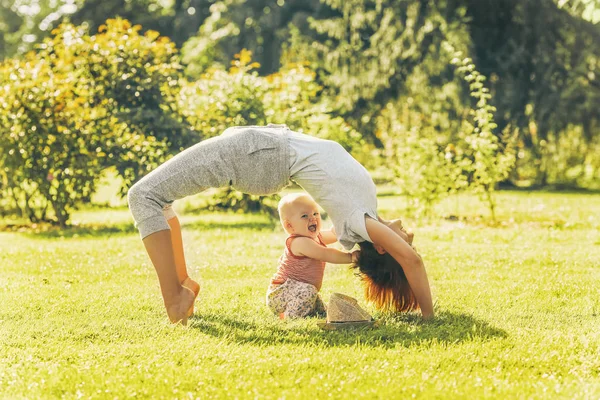 Jovem Fazendo Ioga Com Bebê Parque Verão Bela Mãe Filha — Fotografia de Stock