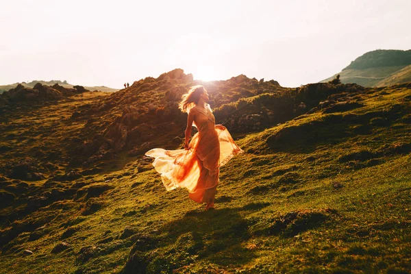 Mulher Modelo Bonita Executado Vestido Moda Fundo Natureza Luz Solar — Fotografia de Stock