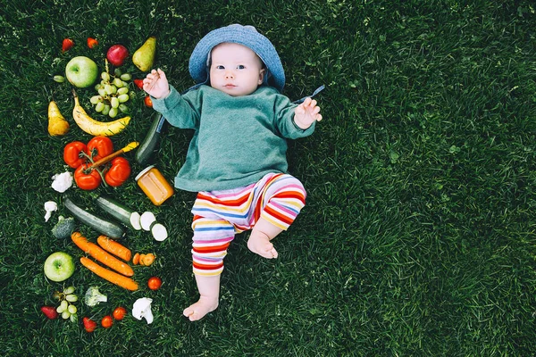 Bebê Roupas Coloridas Tentando Comida Quadro Diferentes Frutas Legumes Frescos — Fotografia de Stock