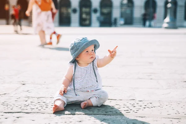 ヨーロッパの都市通りおよび先の尖った指に座って女の赤ちゃん 町で屋外 幼い子供 歩行者 イタリア ヨーロッパとトリエステのアーキテクチャ — ストック写真