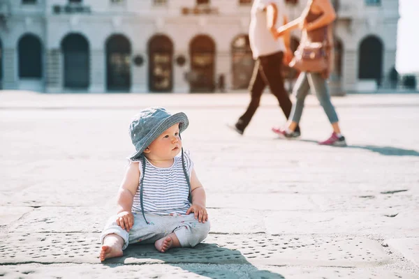 トリエステ イタリア ヨーロッパでヨーロッパの街の上に座って女の赤ちゃん 町で屋外の小さな子 — ストック写真