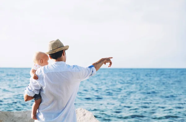 Vater Mit Tochter Auf Meer Und Himmel Hintergrund Mann Und — Stockfoto