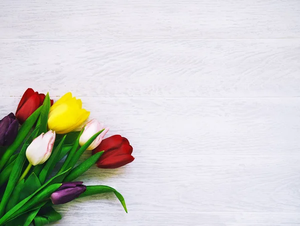Букет Весенних Цветов Красивые Тюльпаны Деревянном Белом Фоне Копировальным Местом — стоковое фото