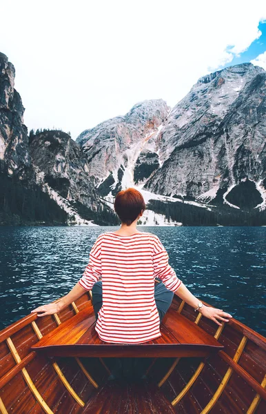 Путешествие по озеру Брайс (Lago Di Braies) в Доломиты, Италия, Евро — стоковое фото