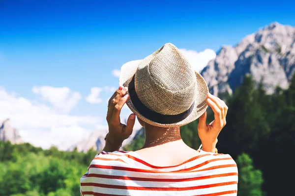 Természetjáró nő tölteni nyaralás a Dolomitok Dél-Tirol, Ital — Stock Fotó