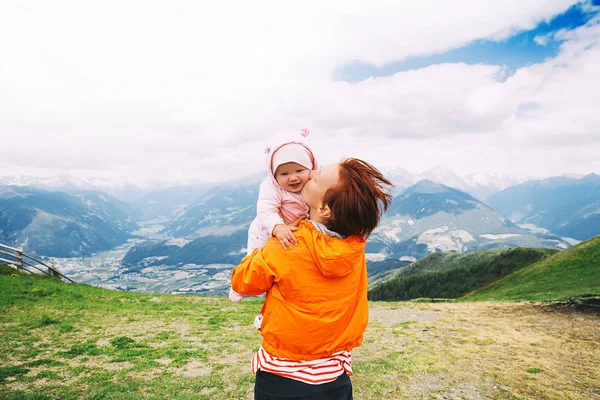 Familie verbringt Sommerurlaub in den Dolomiten, Südtirol, Italien — Stockfoto