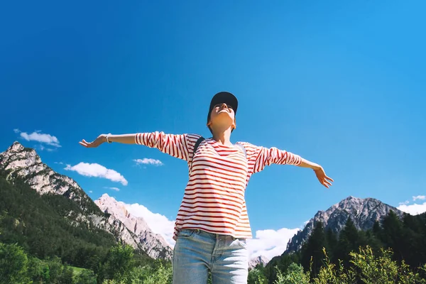 Mujer con los brazos levantados sobre la naturaleza en Dolomitas, Tirol del Sur, I — Foto de Stock