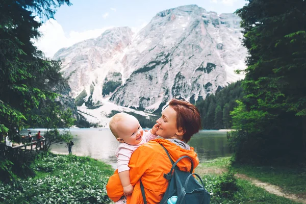 Путешествие по озеру Брайс (Lago Di Braies) в Доломиты, Италия, Евро — стоковое фото