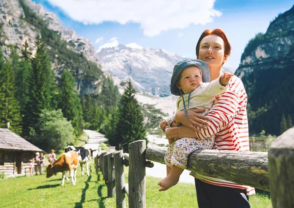 Familie verbringt Sommerurlaub in den Dolomiten, Südtirol, Italien — Stockfoto