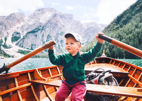 Viajar en el lago Braies (Lago Di Braies) en Dolomitas, Italia, Euro — Foto de Stock