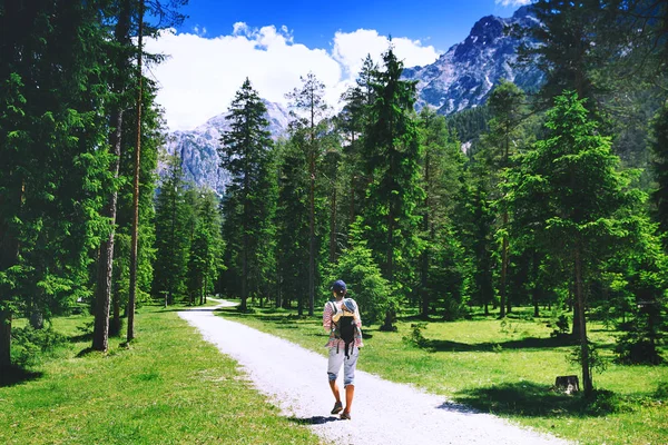 Rodina tráví letní dovolenou v Dolomitech, Jižní Tyrolsko, Itálie, Eu — Stock fotografie