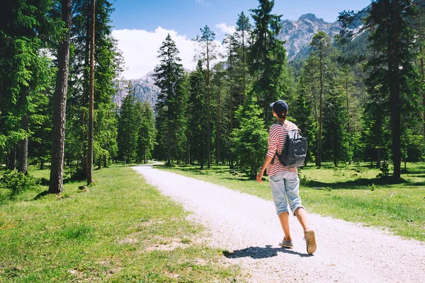 Donna escursionista che trascorre le vacanze estive nelle Dolomiti, Alto Adige, Valle d'Ital — Foto Stock