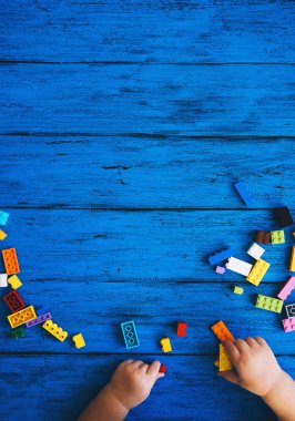 Mavi arka plan üzerinde çocuk blokları oluşturma