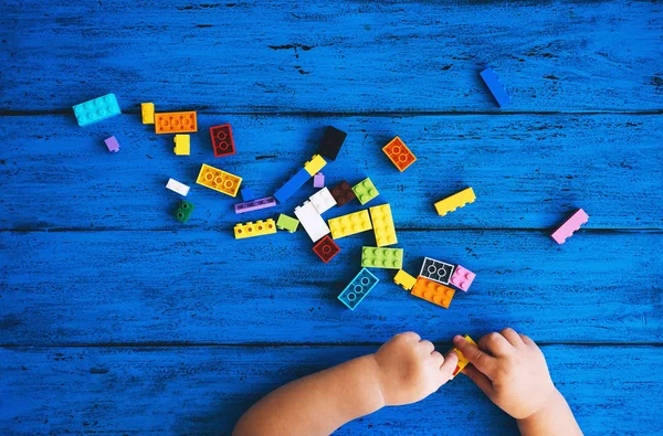 Bâtir des blocs enfants sur fond bleu — Photo