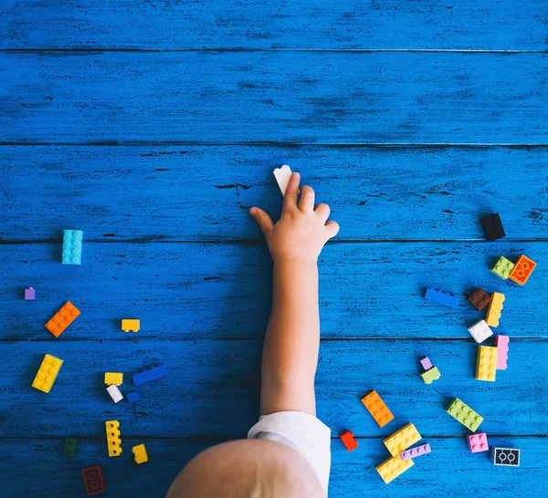 Bâtir des blocs enfants sur fond bleu — Photo