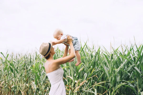 Madre y bebé al aire libre. Familia sobre la naturaleza . — Foto de Stock