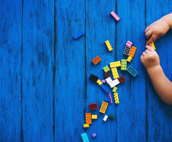 Construção crianças blocos no fundo azul — Fotografia de Stock