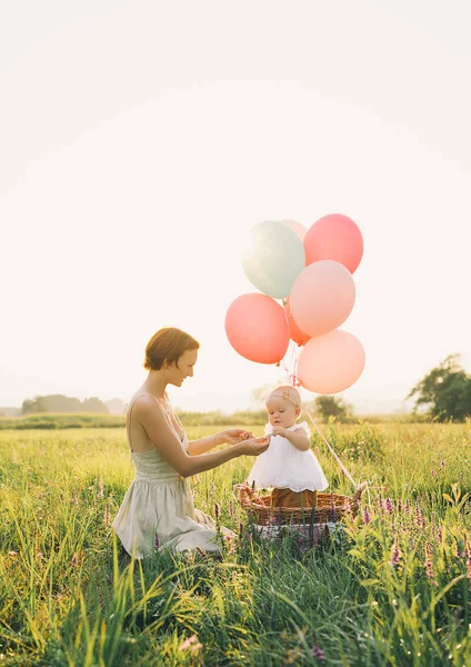 Moeder en baby buitenshuis. Familie op de natuur. — Stockfoto