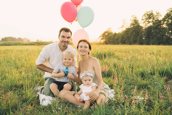 Portret van het gezin buitenshuis op de natuur. — Stockfoto