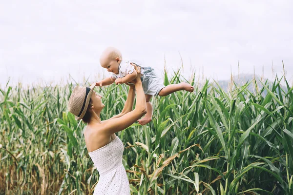 Madre y bebé al aire libre. Familia sobre la naturaleza . — Foto de Stock