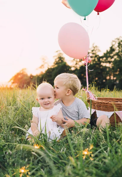 Familia en la naturaleza. Niños jugando al aire libre . — Foto de Stock