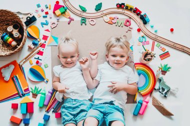 Çocuklar çizim ve el sanatları yapmak. Anaokulu veya okul öncesi arka plan.