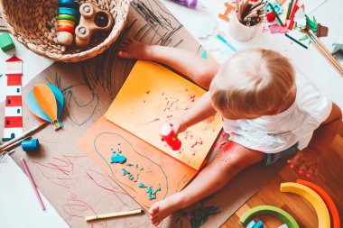 Çocuklar çizim ve el sanatları yapmak. Anaokulu veya okul öncesi arka plan.