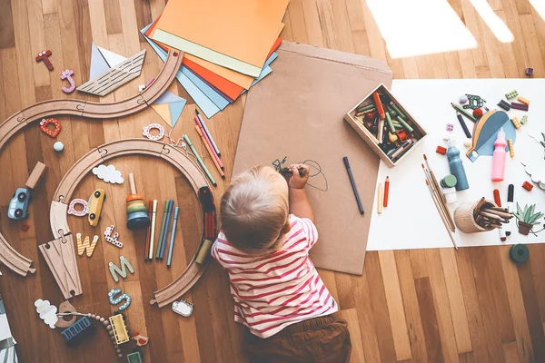 Děti kreslí a dělají řemeslo. Mateřské školky nebo předškolní pozadí. — Stock fotografie