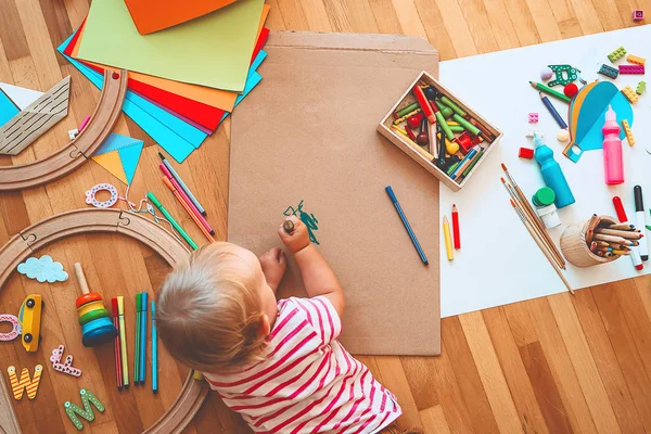 Les enfants dessinent et font de l'artisanat. Maternelle ou préscolaire . — Photo