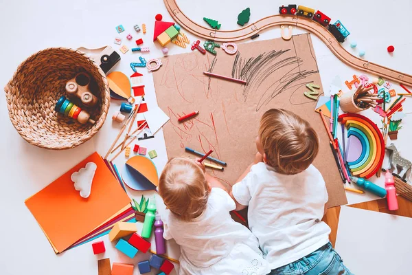 I bambini disegnano e fanno mestieri. Scuola materna o prescolare sfondo . — Foto Stock