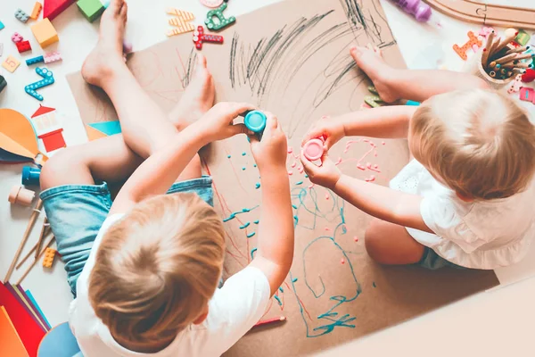 Les enfants dessinent et font de l'artisanat. Maternelle ou préscolaire . — Photo