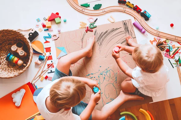 Дети рисуют и делают поделки. Детский сад или дошкольное образование . — стоковое фото