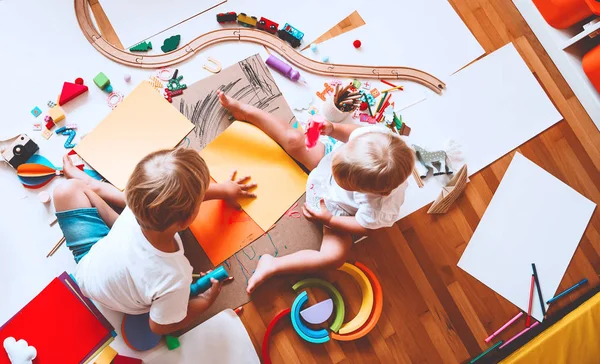 Les enfants dessinent et font de l'artisanat. Maternelle ou préscolaire . — Photo