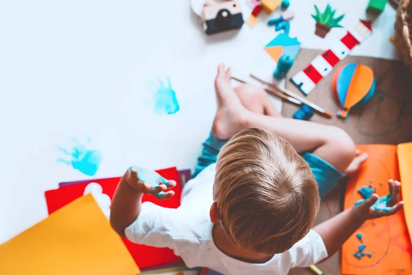 Děti kreslí a dělají řemeslo. Mateřské školky nebo předškolní pozadí. — Stock fotografie
